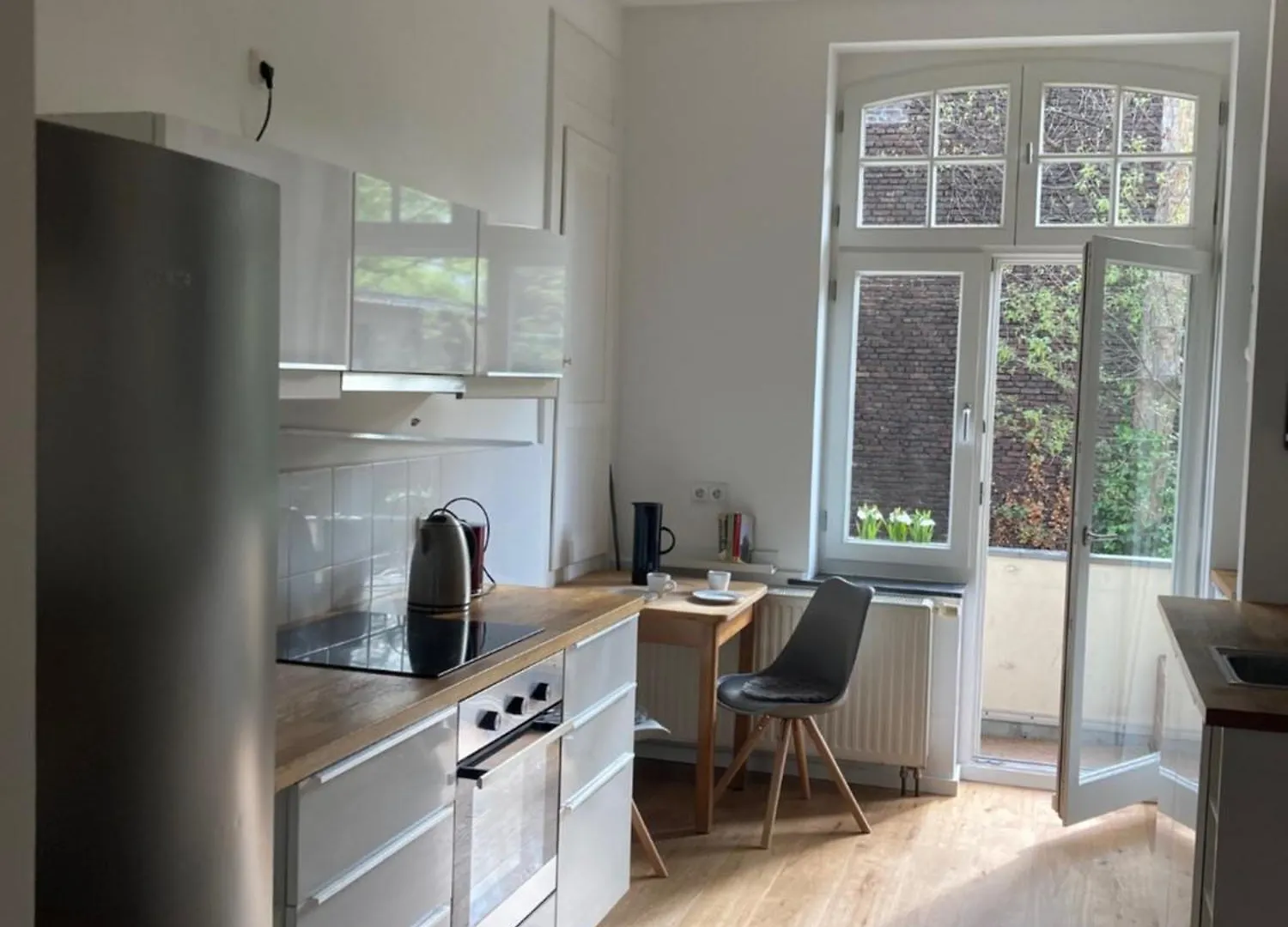3 Zimmer-Lounge In Koeln Suelz Mit Kueche, Balkon, 2 Baeder, 00320 contacts